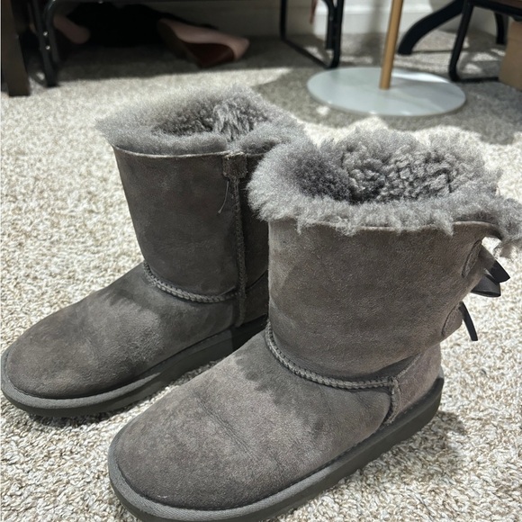 Youth Ugg pre loved gray Bailey Bow II Boot - Picture 1 of 4